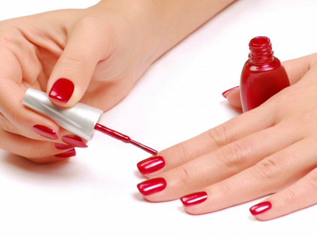 femme-se-met-du-vernis